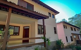 Linda casa com varanda gourmet em condomínio